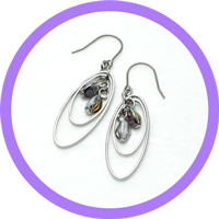 画像:オーバルフープとガラスのピアス