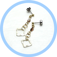 画像:スクエアフープとガラスのピアス